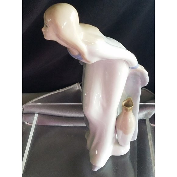 Vtg 9" Spanish Porcelain Figurine Lady leaning for a kiss marked 07.6.76 Nadal? - Picture 10 of 10